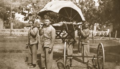 Vom Fernen Osten zu den europäischen Schlachtfeldern: eine Rotkreuzgruppe, aus The Illustrated War News, 21. Juni 1916 von French Photographer